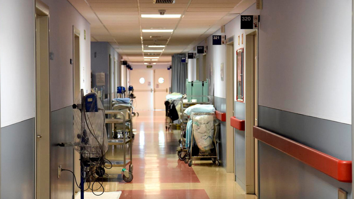 Imagen de archivo del pasillo de un centro hospitalario. — SESCAM
