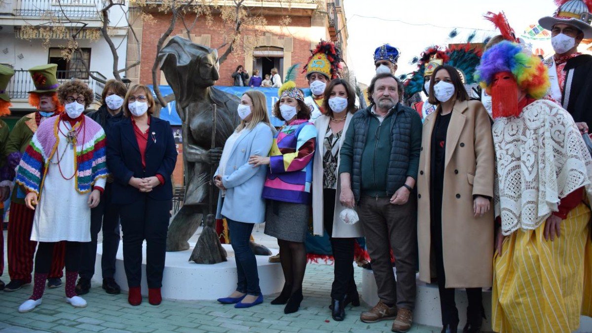 La consejera y la directora general de Turismo han asistido a la inauguración de la escultura a la Máscara Callejera y el Alhiguí en Miguelturra. - JCCM