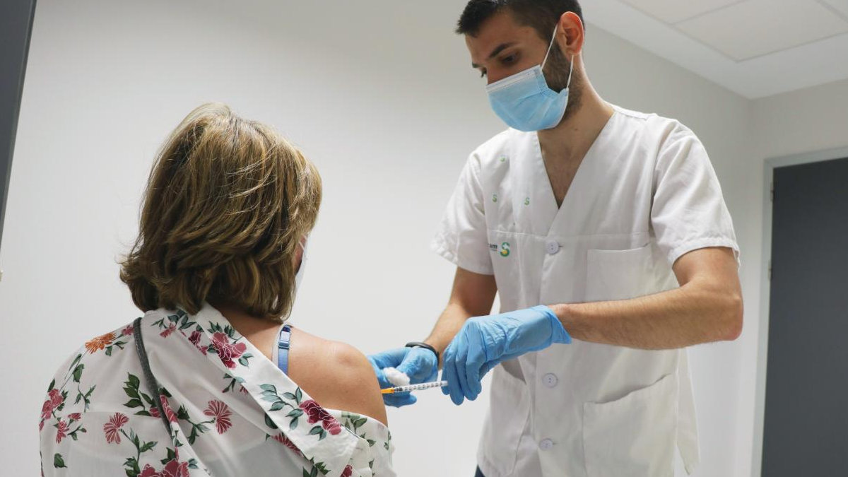 Enfermero del Sescam vacunando a una mujer.— ARCHIVO