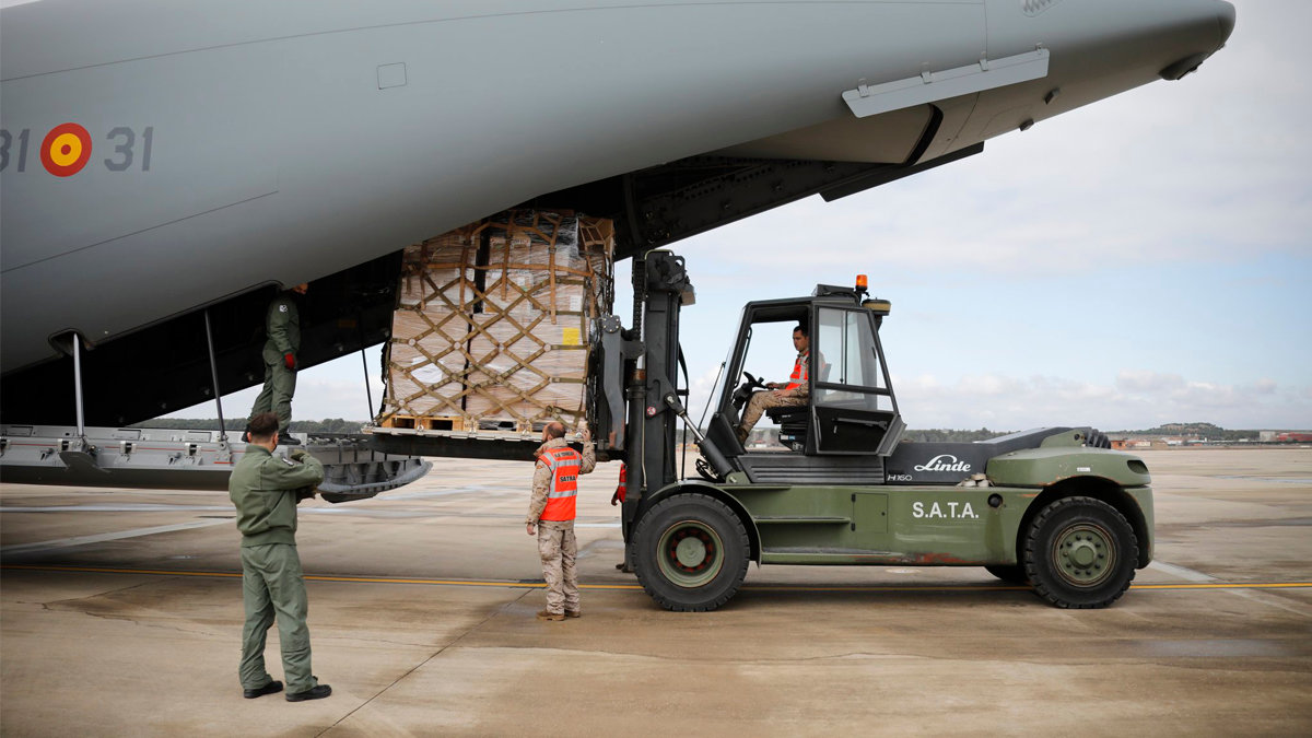 Soldados cargando un Airbus A400M del Ala 31, como los que despegarán desde la base aérea de Los Llanos.— MINISTERIO DE DEFENSA