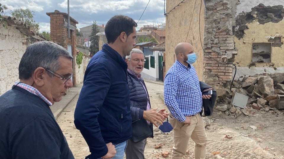 El portavoz de Cs en la Diputación de Toledo ha visitado Torrecilla de la Jara junto al edil de su formación.