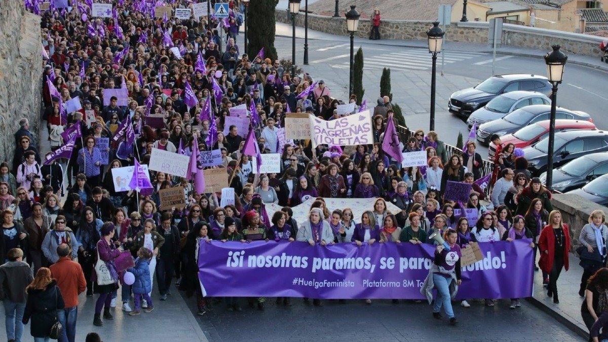 En 2019 la alcaldesa encabezo, junto a representantes de los movimientos sociales, la manifestación del 8M en Toledo. -ARCHIVO