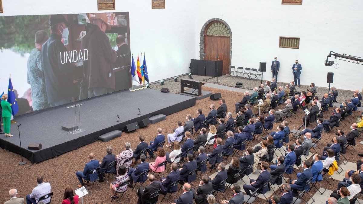 García-Page ha asistido junto al resto de representantes autonómicos al homenaje al pueblo de La Palma presidido por los reyes. | JCCM