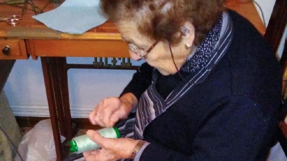 En marzo de 2020, con 96 años, Filomena se puso a confeccionar batas y mascarillas para sanitarios.