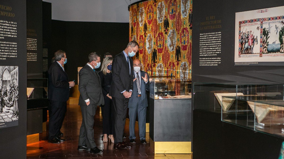 Felipe VI, acompañado por Iceta, Page y Tolón ha recorrido la exposición 'Alfonso X: el legado de un rey precursor'. - JCCM