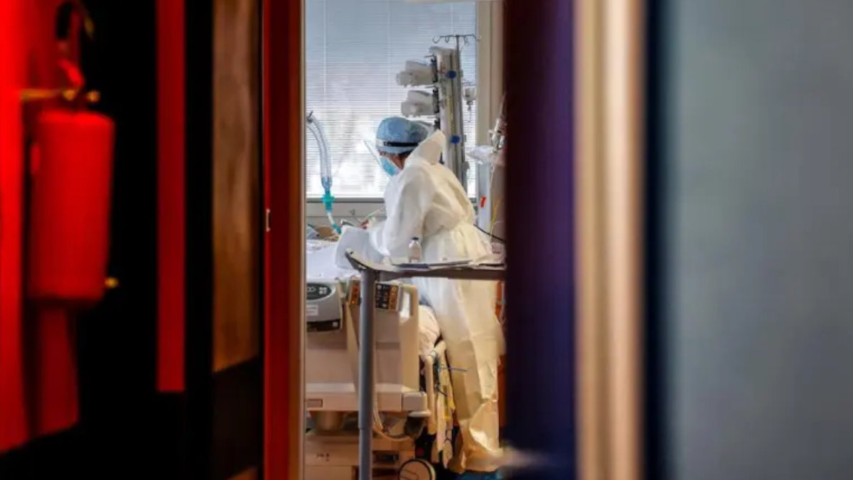 Una sanitaria atiende a un paciente con covid en un hospital.— GIUSEPPE LAMI / EFE