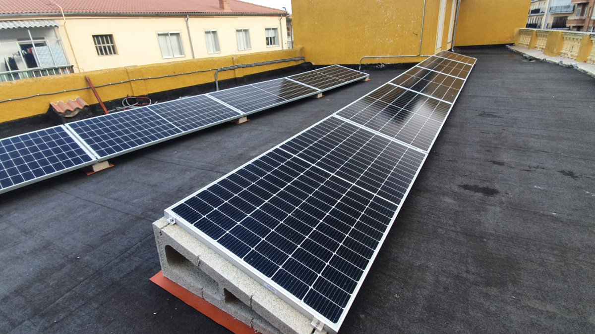 Placas solares en un bloque de pisos.— ARCHIVO