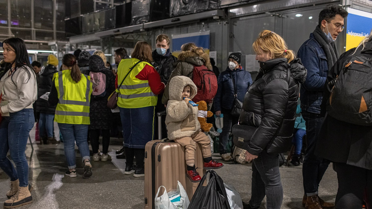 Refugiados ucranianos esperando su partida en una estación de tren.— EFE