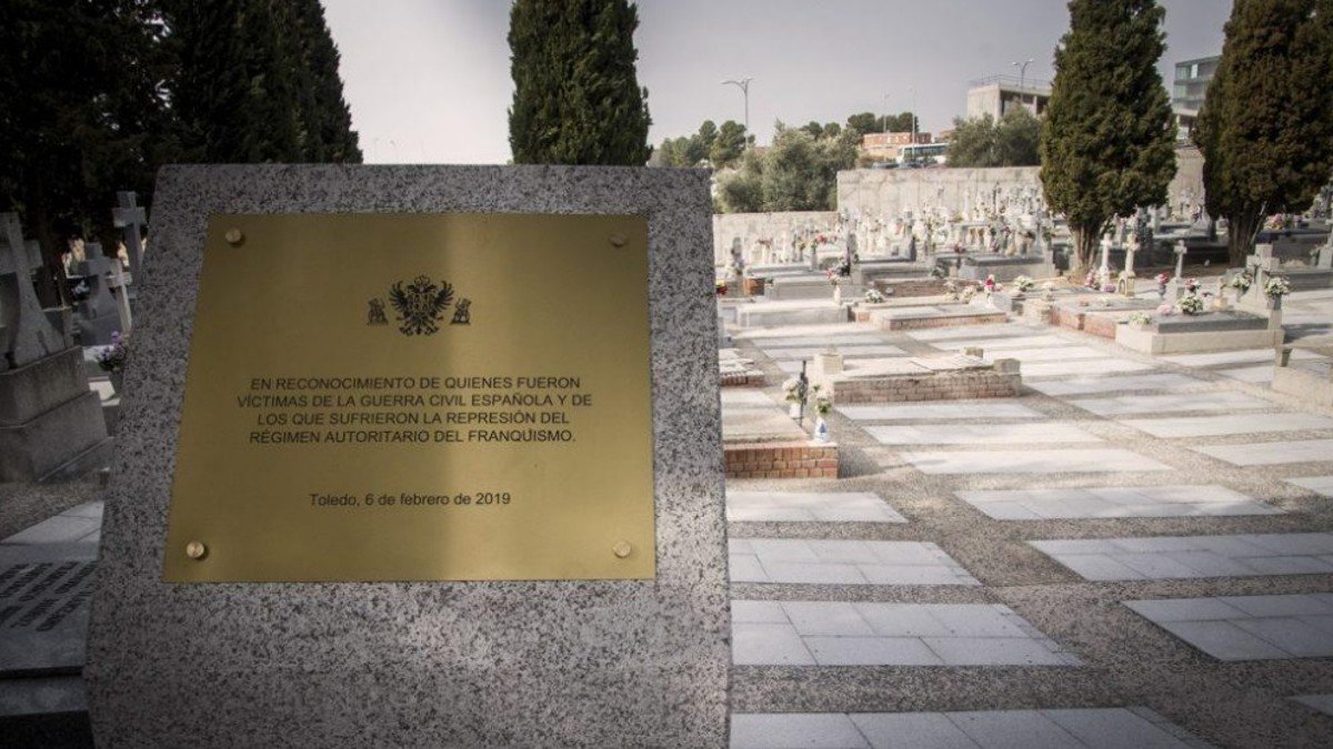 Una placa recuerda a las víctimas de la represión franquista en el Patio 31 del cementerio de Toledo.