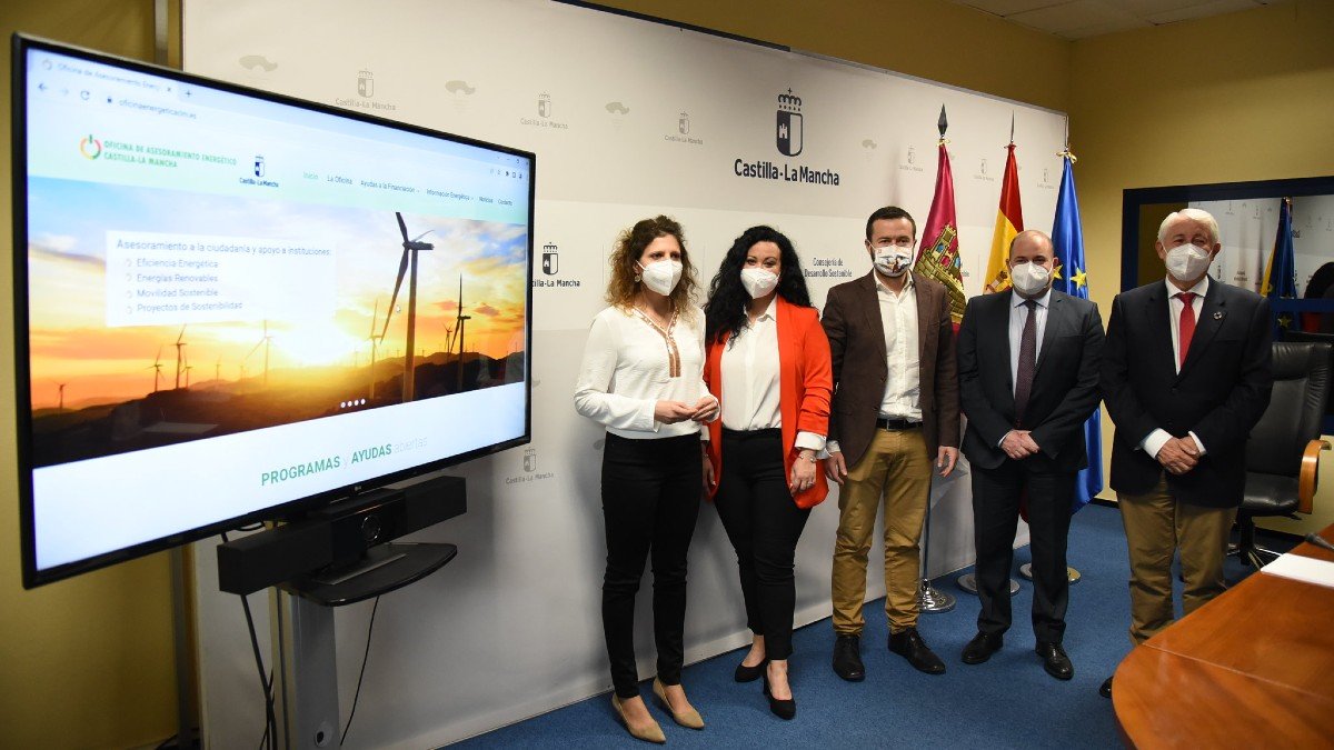 El consejero de Desarrollo Sostenible, José Luis Escudero, ha presentado la nueva oficina de asesoramiento energético de Castilla-La Mancha puesta en marcha en colaboración con el ISFOC. - JCCM