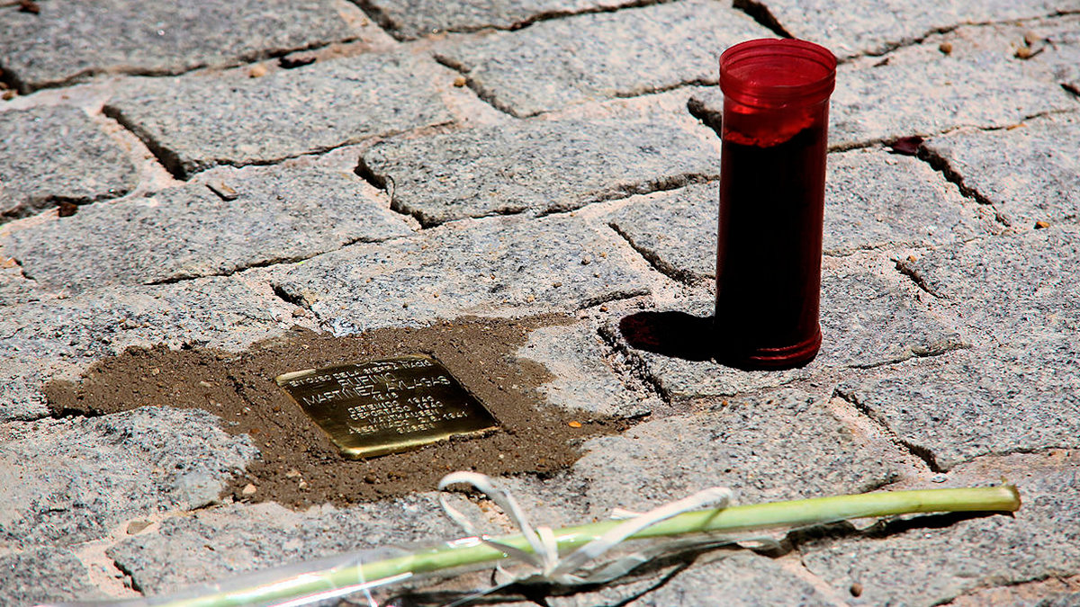 Imagen de archivo de un adoquín en recuerdo de víctimas del nazismo instalado en una ciudad española. — STOLPERSTEINE