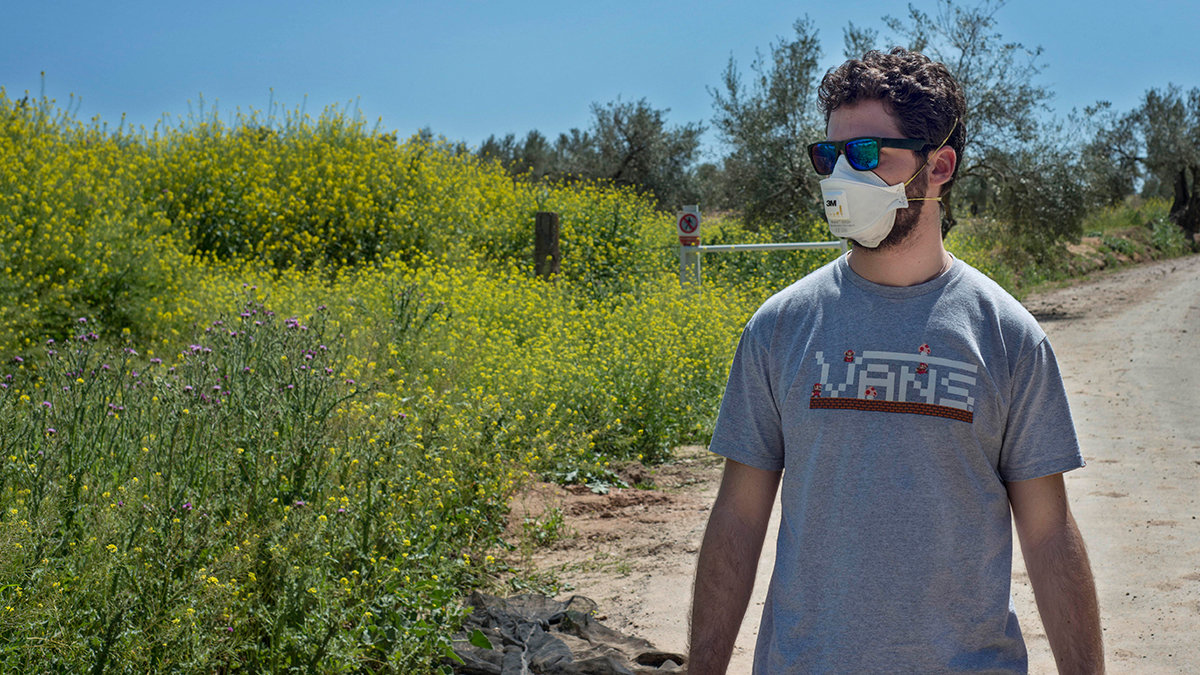 IImagen de archivo de un joven protegiéndose del polen durante un paseo por el campo. — EFE