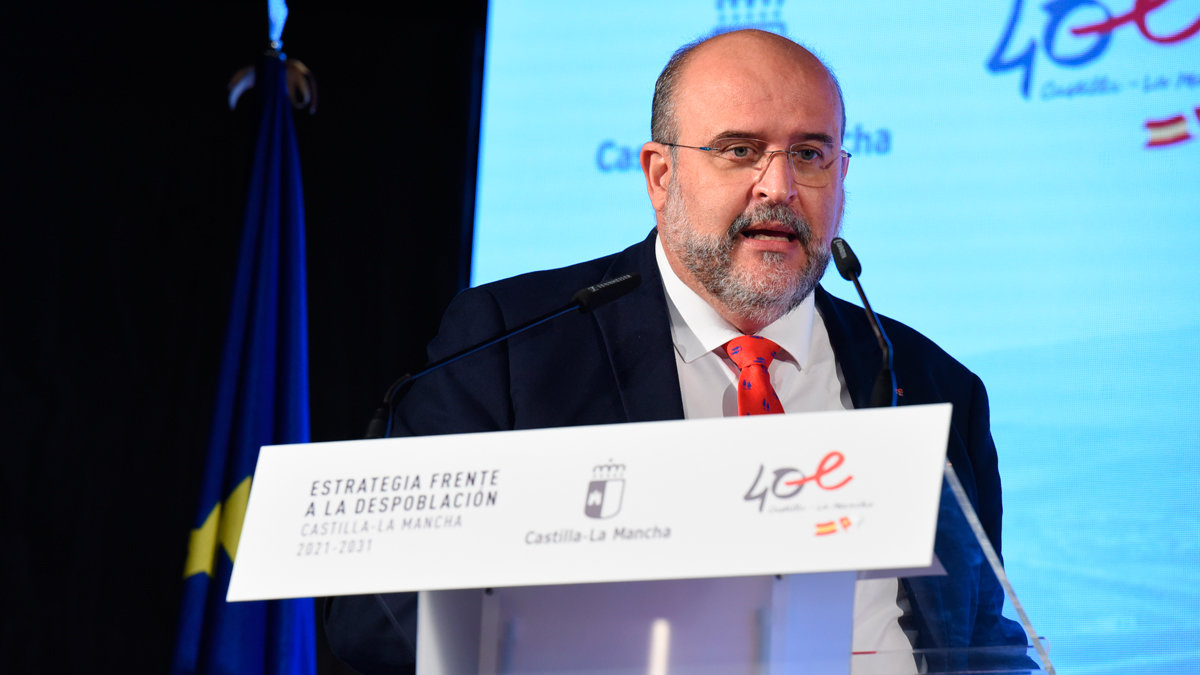 El vicepresidente de Castilla-La Mancha, José Luis Martínez Guijarro, presentando la Estrategia frente a la Despoblación en la localidad guadalajareña de Jadraque.— JOSÉ RAMÓN MÁRQUEZ