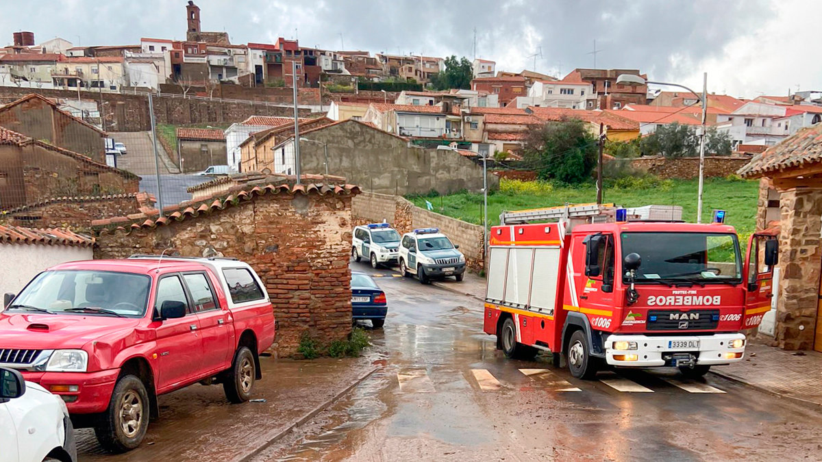 Vehículos de los bomberos y la Benemérita en las inmediaciones de la residencia afectada. — GUARDIA CIVIL