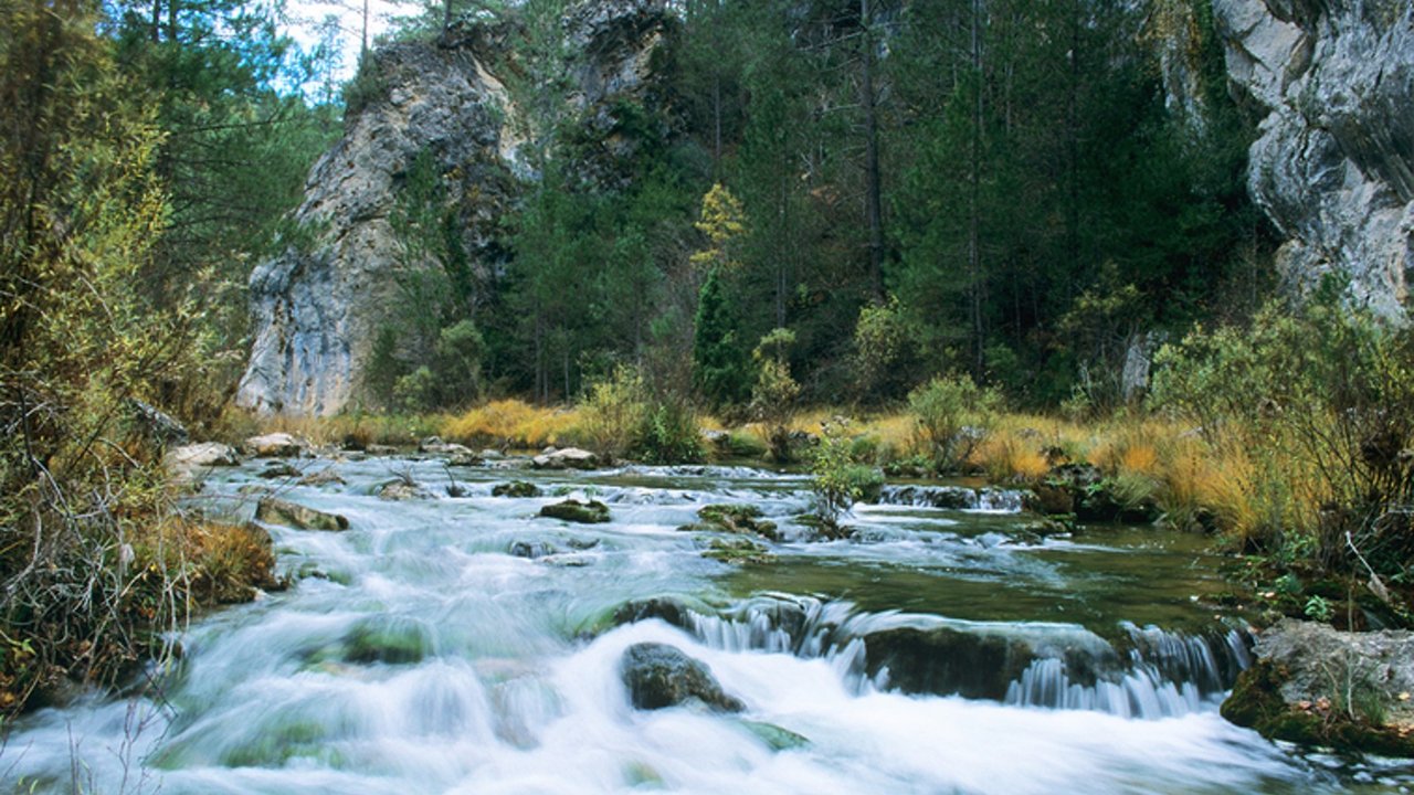 El río Escabas cruza la Serranía conquense con sus aguas cristalinas y singular belleza.
