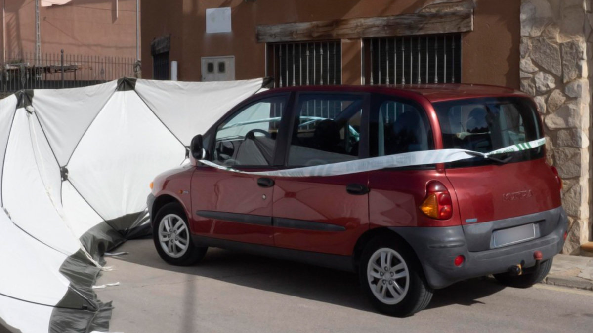 Vehículo precintado por la Guardia Civil en Nohales (Cuenca) donde un varón de 43 años ha sido detenido como autor de la muerte de una mujer de 47 años. — JOSÉ DEL OLMO / EFE