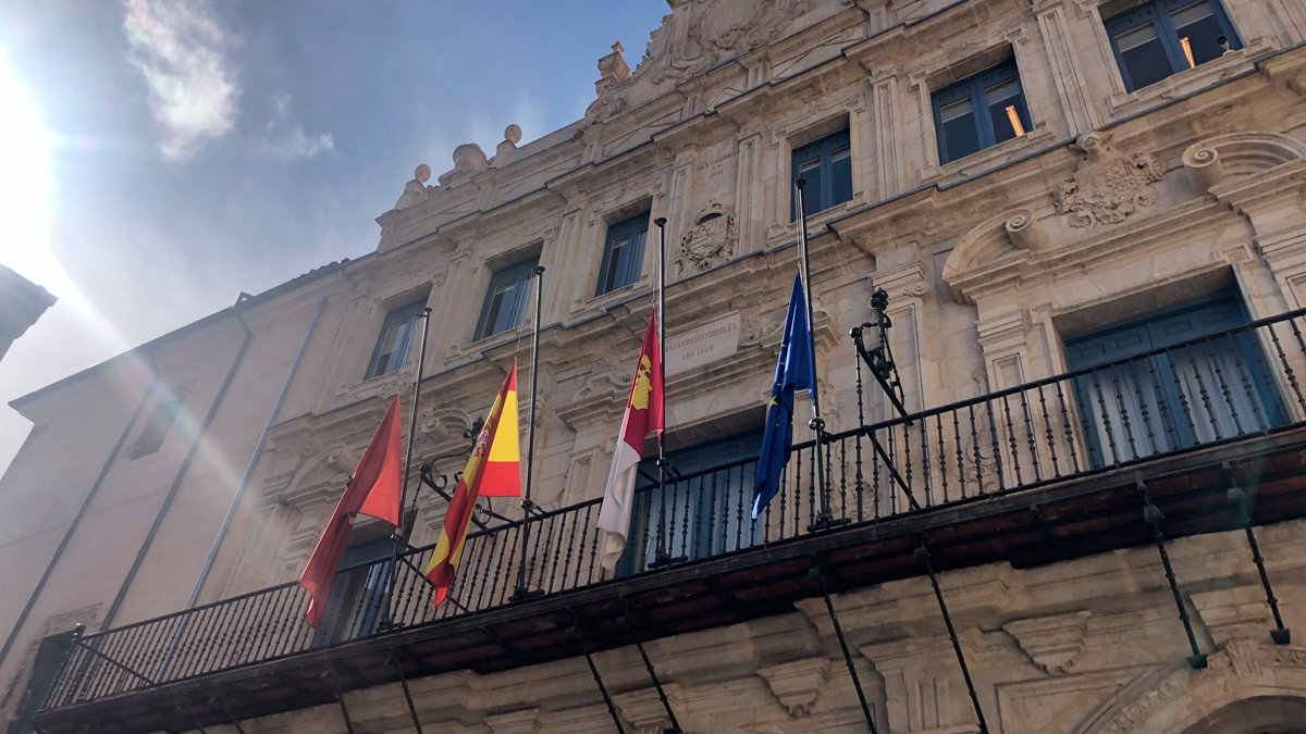Las banderas del Ayuntamiento de Cuenca ondean a media asta y con un crespón negro en señal de luto. — AYTO. CUENCA