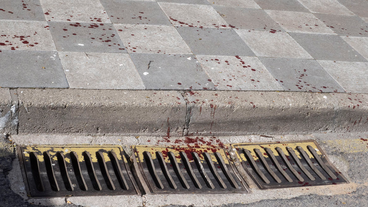 Rastros de sangre en la calle de Nohales donde se ha cometido el crimen machista. — EFE