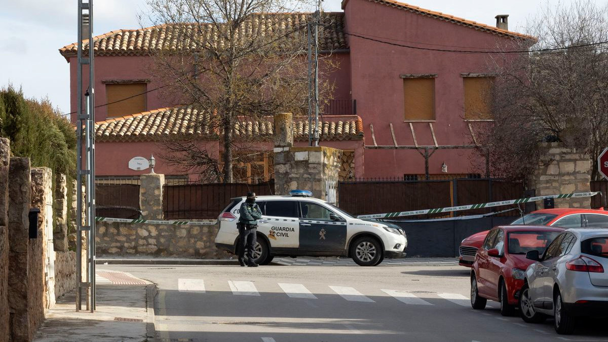 Vehículo de la Guardia Civil en la vivienda de Nohales donde tuvo lugar el asesinato.— JOSÉ DEL OLMO / EFE