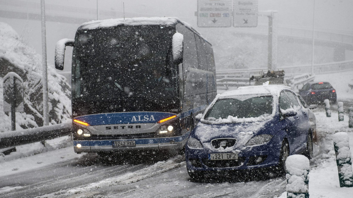 Autobús y turismo atrapados por un temporal de nieve.— EFE
