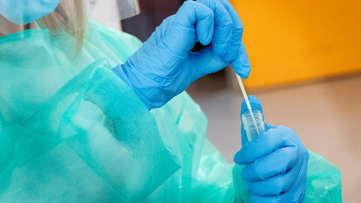 Sanitaria recogiendo una muestra tras realizar una PCR.— SESCAM