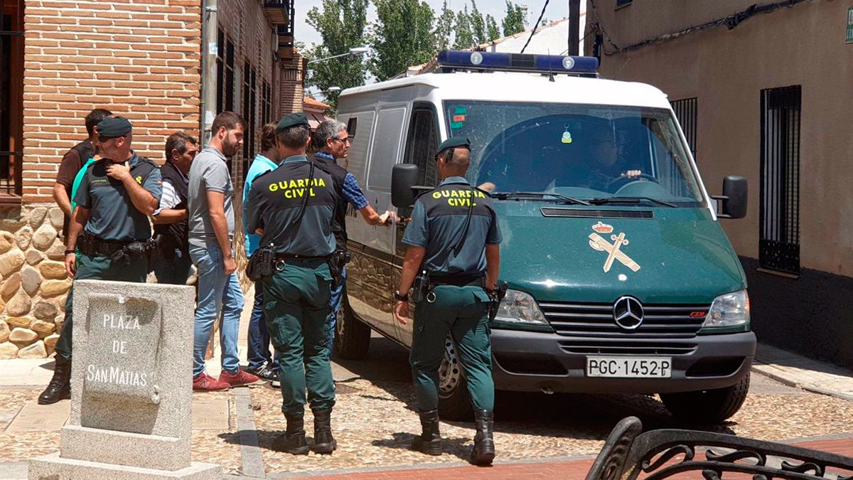 El alcalde de Fontanar, Víctor San Vidal, siendo detenido por la Guardia Civil en julio de 2019.— ARCHIVO