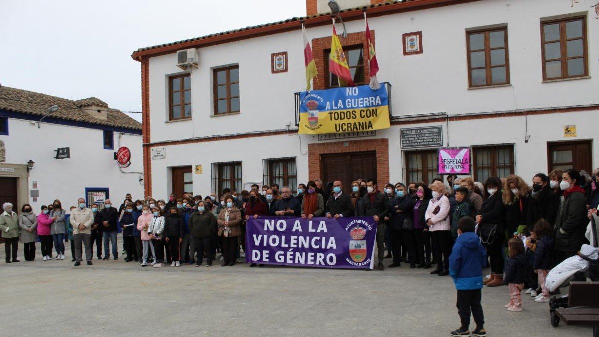 La consejera de Igualdad, Blanca Fernández, ha participado en la concentración convocada por el Ayuntamiento de Mascaraque. - JCCM