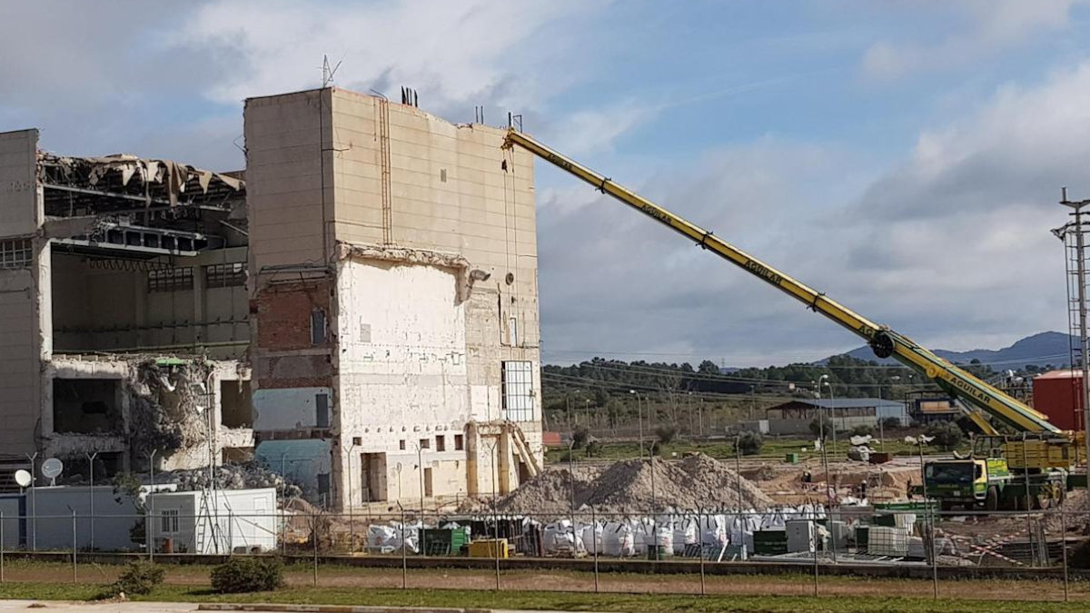 Vista general del desmantelamiento del edificio de turbina.— BEATRIZ RETUERTA / EFE