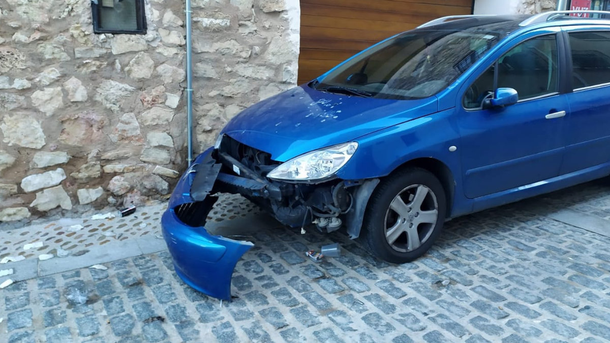 Destrozos producidos en un vehículo aparcado en el casco antiguo.— ASOCIACIÓN DE VECINOS DEL CASCO ANTIGUO DE CUENCA
