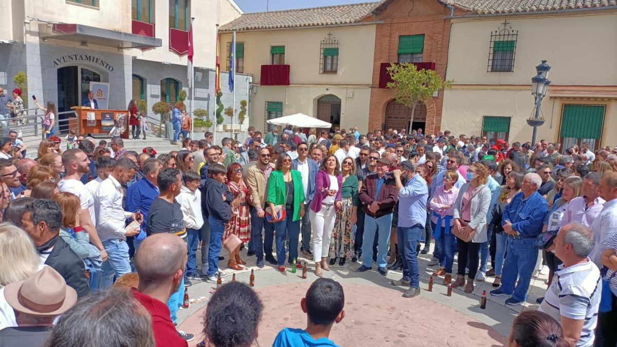 Vecinos de Calzada de Calatrava y la comarca jugando a 'Las Caras' en la plaza de España.— JCCM