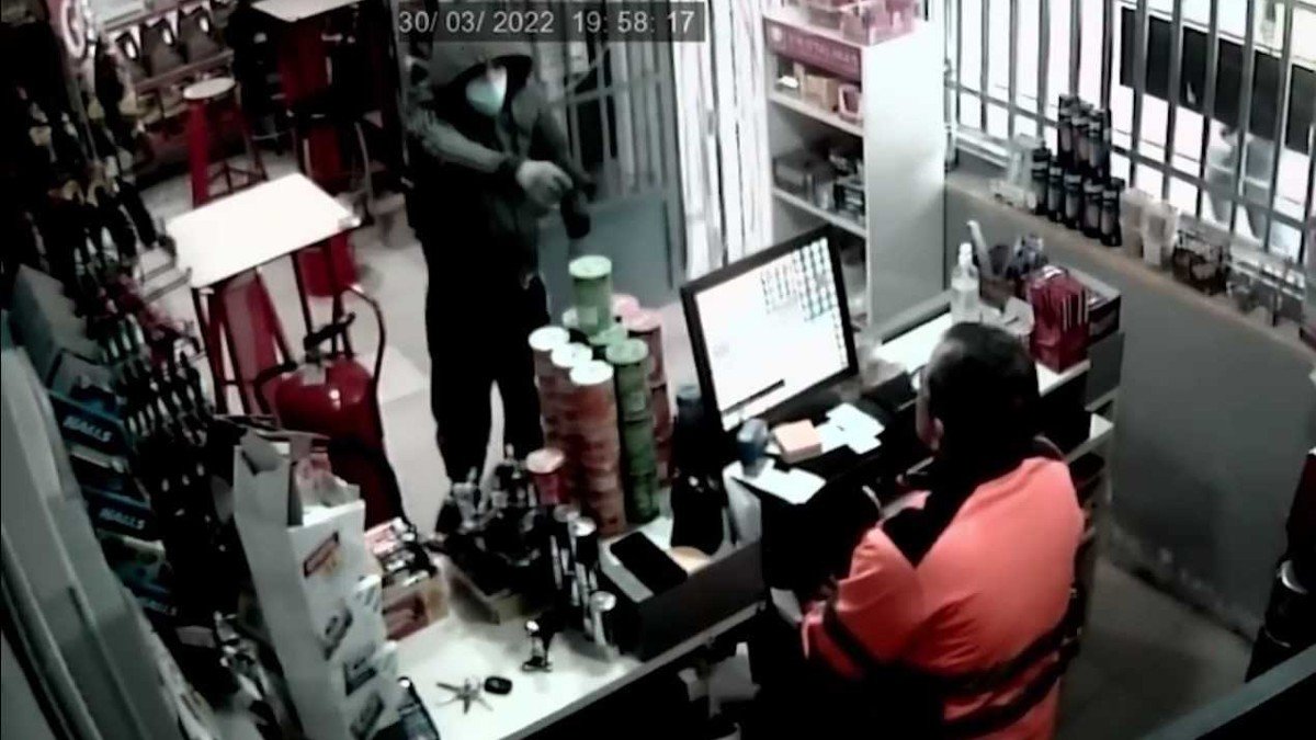 En el primero de los robos, en una gasolinera de Añover de Tajo, amenazaron al empleado con una pistola. - GUARDIA CIVIL