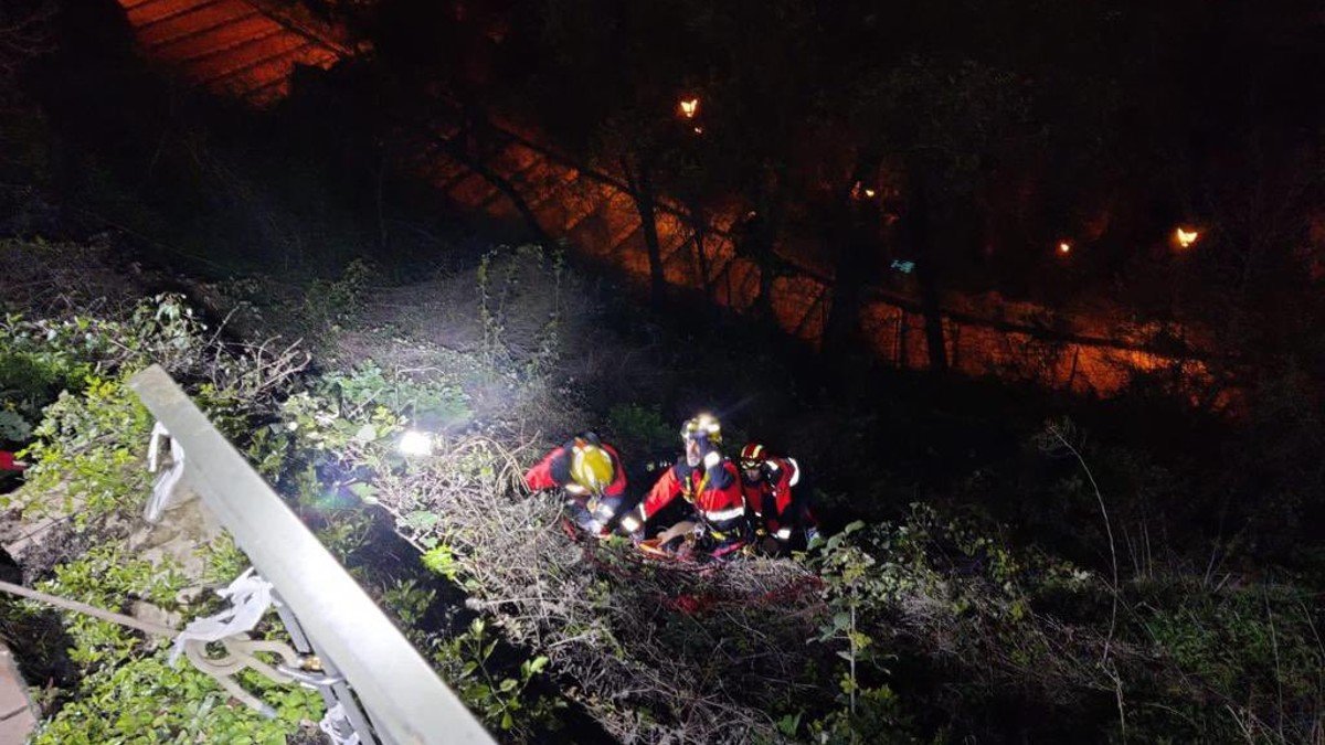 Los bomberos del Ayuntamiento de Cuenca emplearon un sistema de cuerdas y polipastos para rescatar al accidentado. - AYTO. CUENCA