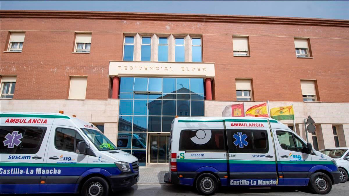 Dos ambulancias del Sescam frente a la residencia privada Elder de Tomelloso cuando fue intervenida por el Gobierno regional.