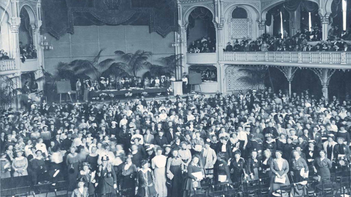 En abril de 1915 se celebró en La Haya el primer Congreso Internacional de Mujeres para una Paz Permanente.