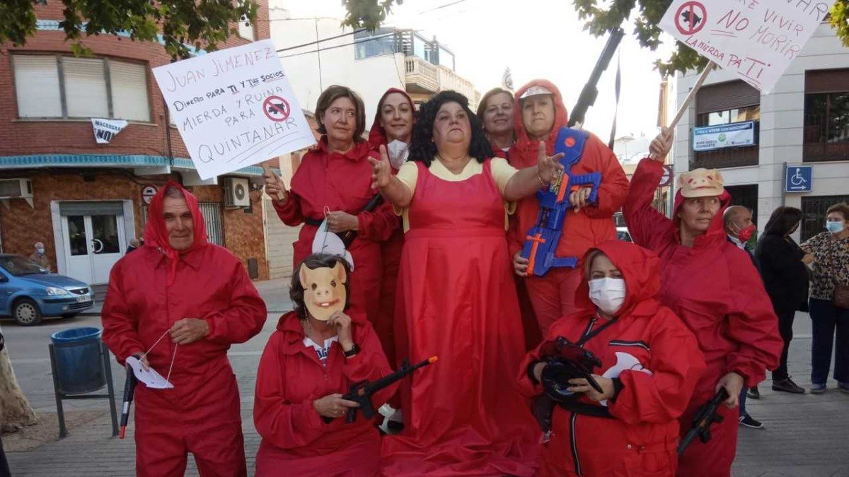 Una de las performance protagonizadas por el colectivo Quintaverde Pueblo Vivo para protestar contra la macrogranja porcina.