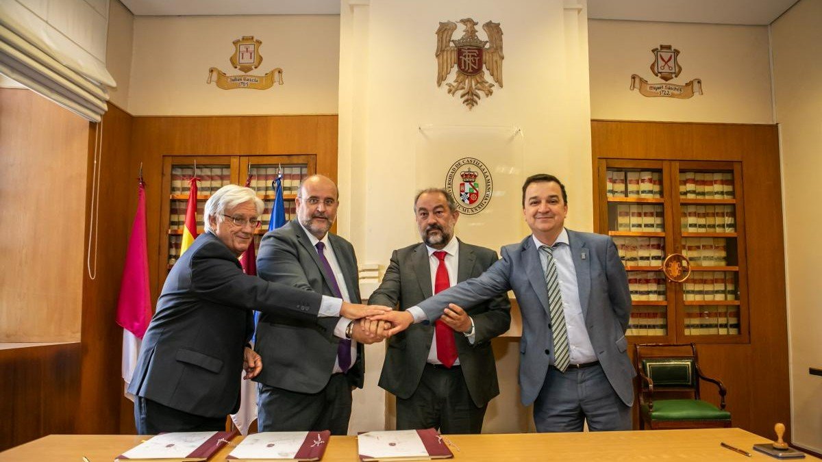 Representantes del Gobierno regional, el rector de la UCLM y el director de Recamder, tras las firma del acuerdo. | JCCM