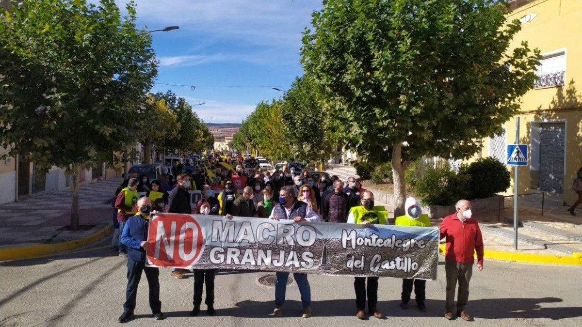 Manifestación en Montealegre del Castillo para exigir que no se instalen macrogranjas. | SALVEMOS EL ARABÍ Y COMARCA