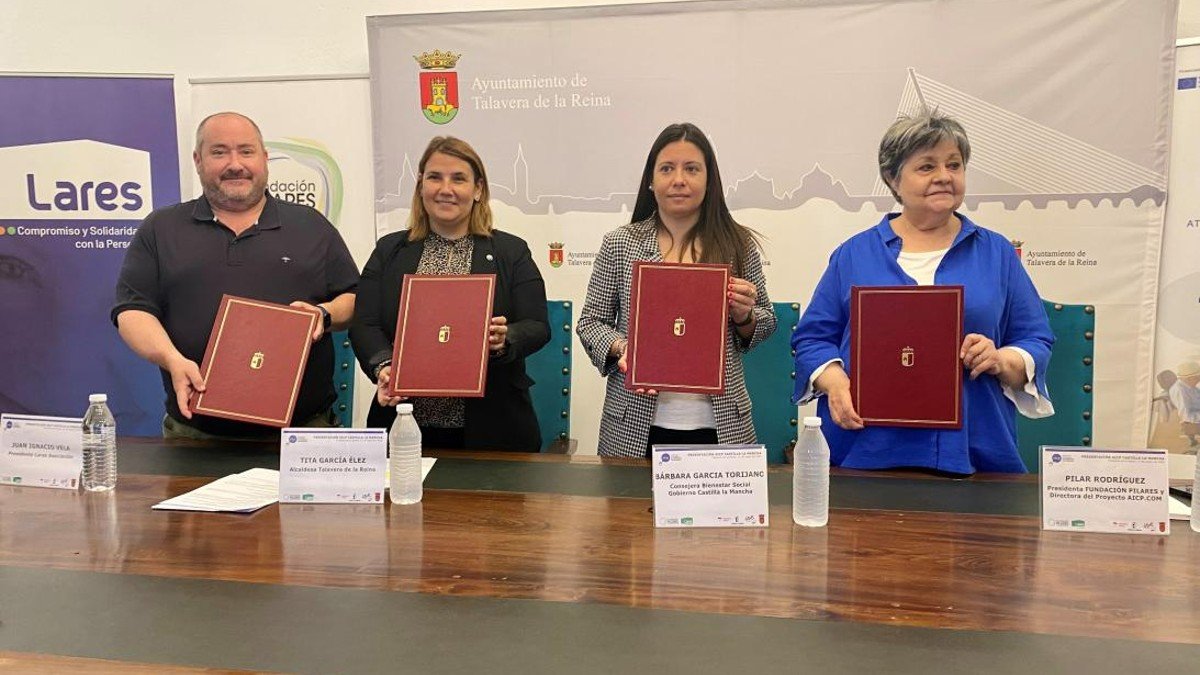 Representantes de asociaciones, la alcaldesa de Talavera y la consejera de Bienestar Social, tras la firma del acuerdo. | JCCM