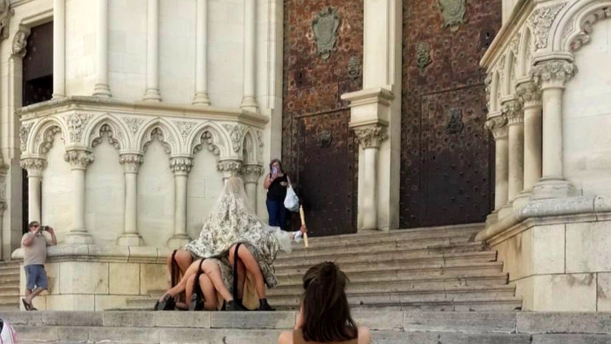 Numerosos han sido los conquenses y visitantes que han captado con sus móviles la escena en la escalinata de la catedral.