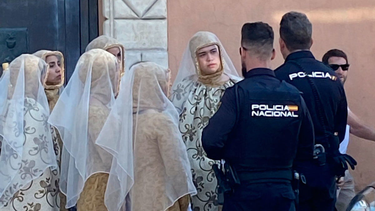 Las autoras de la performance siendo identificadas por la Policía Nacional tras su acción artística frente a la Catedral de Cuenca. - MANUEL NOEDA
