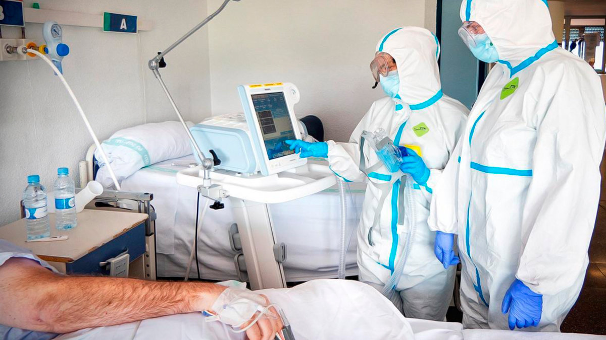 Sanitarios del Servicio de Salud de Castilla-La Mancha (Sescam) atendiendo a un paciente de covid-19 en Toledo. - ARCHIVO