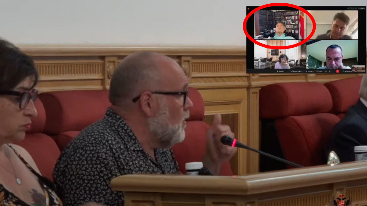 En algunos momentos del Pleno se ha podido ver a López Gamarra con el asiento reclinado, viajando apaciblemente. - PERIÓDICOCLM