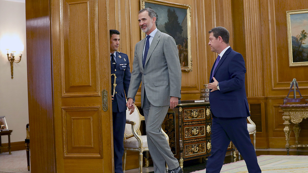 El rey Felipe VI junto al presidente de Castilla-La Mancha, Emiliano García-Page, durante una recepción en la Zarzuela. - ARCHIVO