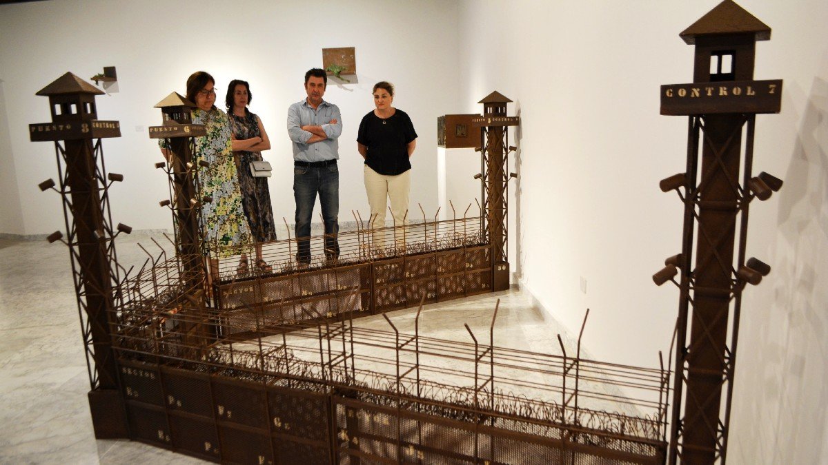 La exposición recoge 42 esculturas del artista asturiano.