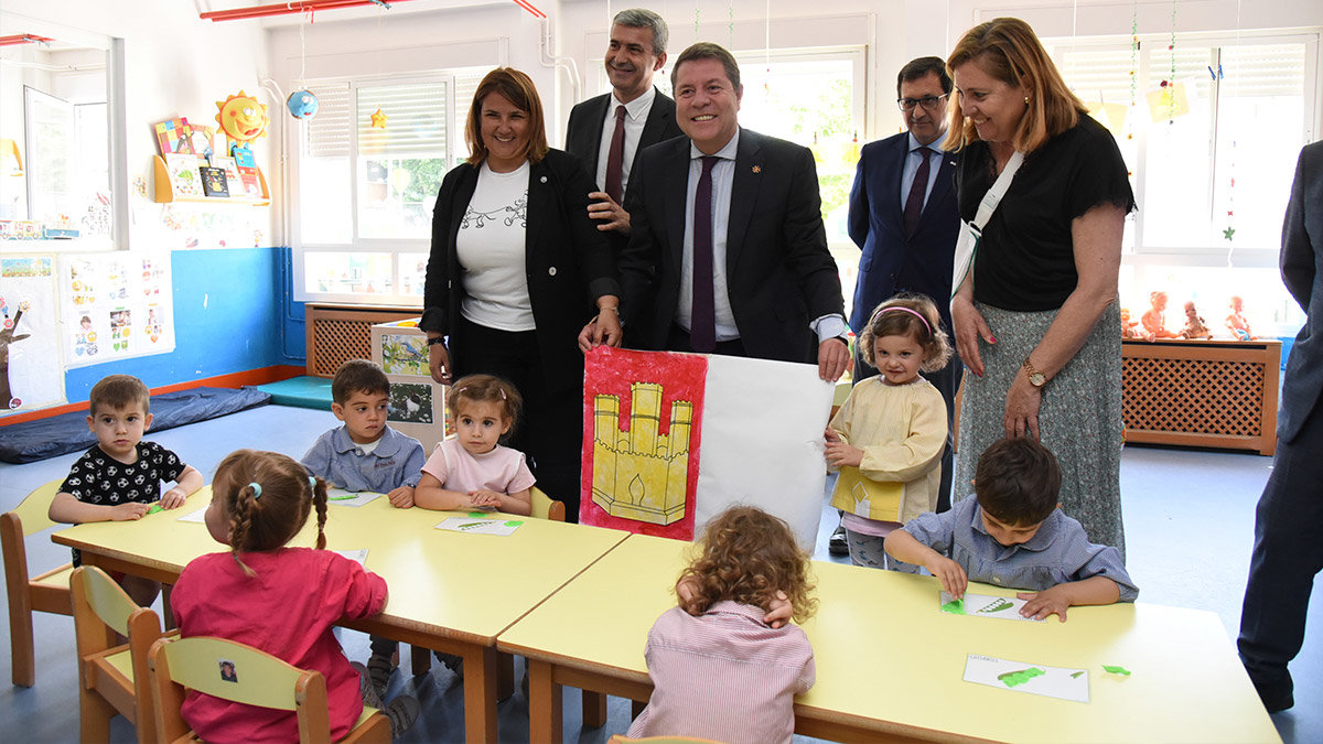 El presidente de Castilla-La Mancha, Emiliano García-Page, este lunes, durante su visita a un colegio en Talavera de la Reina (Toledo).- J. MÁRQUEZ