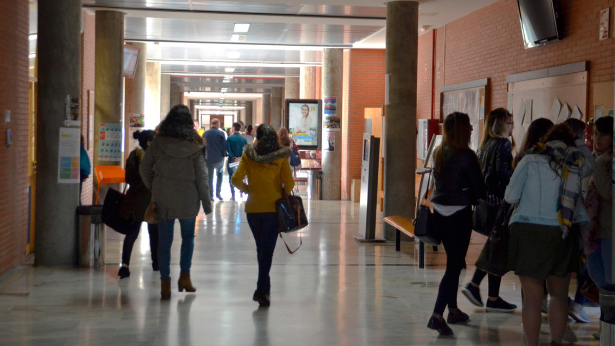Imagen de alumnado en el campus de Talavera de la Reina (Toledo). - ARCHIVO