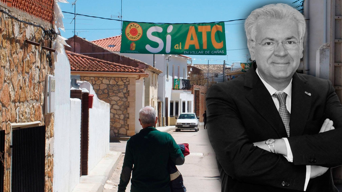 El consejero del CSN Javier Dies y, de fondo, una imagen de archivo de un cartel a favor del ATC en Villar de Cañas. - PERIÓDICOCLM