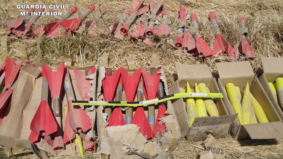 Más de una treintena de cohetes altamente peligrosos encontrados en una finca de un pueblo de Albacete. | GUARDIA CIVIL