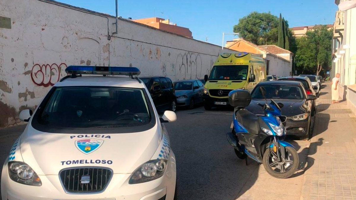 La Policía Local de Tomelloso y una ambulancia frente al restaurante Epílogo momentos después del asesinato de la mujer. - LA VOZ DE TOMELLOSO