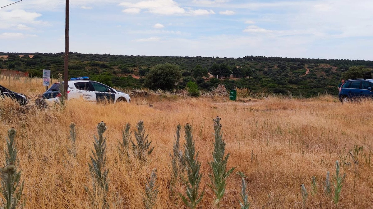 Vehículo de la Guardia Civil en las inmediaciones del pantano de Peñarroya tras localizarse el cuerpo sin vida del asesino de Luisa. - PERIÓDICOCLM